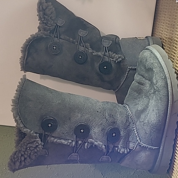 UGG Shoes - UGG olive green sheepskin lined Bailey button triplet boots- 7